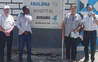 Mons. Bertin e Mons. Camilleri davanti all'ospedale di Borama
